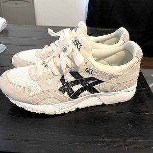 White ASICS gel lyte